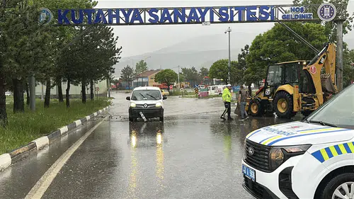 Kütahya’da aniden bastıran sağanak şehri kilitledi