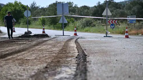 Manisa’da iki mahalleyi bağlayan yol trafiğe kapatıldı