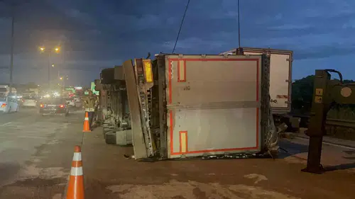 Pendik TEM Otoyolu üzerinde tır kazası trafiği kilitledi
