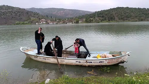 Yozgat'ta köylüler ulaşımı kayıkla sağlıyor