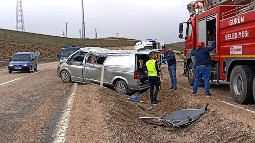 Sivas Gürün yolunda minibüs devrildi