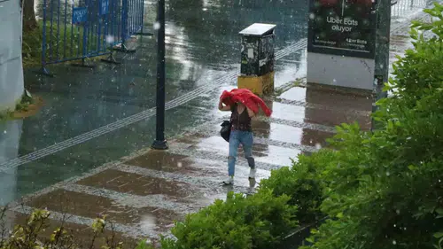 Antalya’da mayıs güneşi yerini aniden dolu yağışına bıraktı