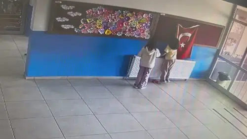 Amasyalı öğrencilerin bayrak hassasiyeti kameraya yansıdı