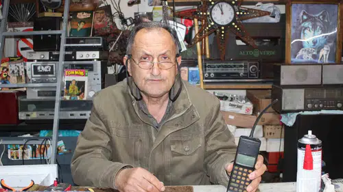 Aydınlı emekli polisin elinde ajan telefonları yeniden hayat buldu