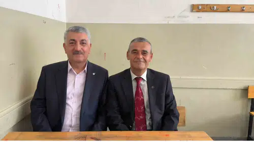 Manisalı mezunlar 42 yıl sonra eski sıralarında buluştu