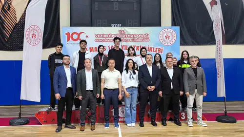 Vezirköprülü gençler hitabet yeteneklerini sahnede sergiledi