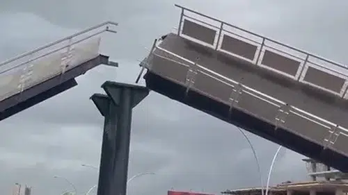 Ankara'da açık damperli kamyon üst geçidi yıktı