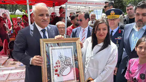 Diyarbakır Valilik önünde 19 Mayıs enerjisi