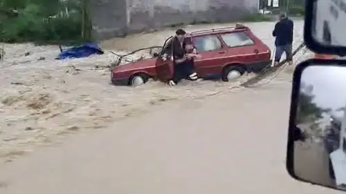 Bartın'da sağanak felaketi yolları kesti ve araçları yuttu