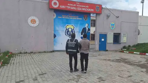 Kars polisinden aranan dolandırıcıya operasyon