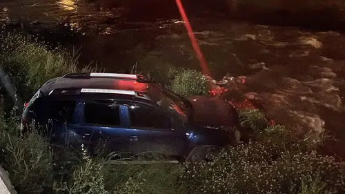 Bursa'da gece yarısı kaza yapan sürücü aracını derede bırakıp kaçtı