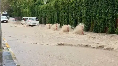 Elazığ’da anlık sağanak cadde ve sokakları dereye dönüştürdü