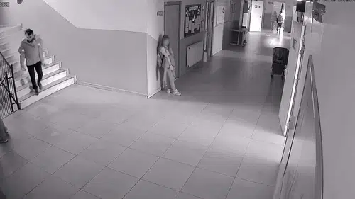 İnegöl'de asansör arızalanınca öğretmen öğrencisini sırtında taşıdı