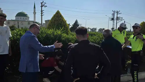 Vali Serdengeçti kaza yerinde yaralı gence yardım etti
