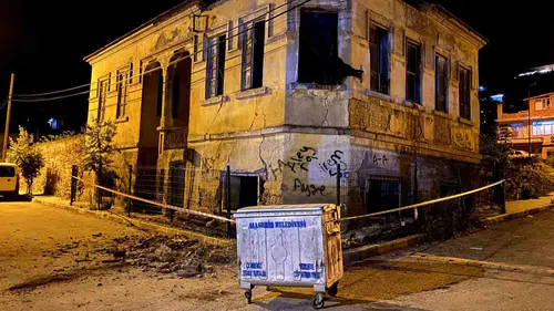 Manisa’da tarihi binanın çökmesi mahalleliyi ayağa kaldırdı