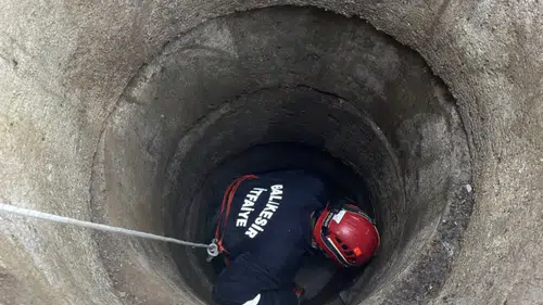 Gönen'de kuyuya düşen koyunu ekipler halatla yukarı çekti