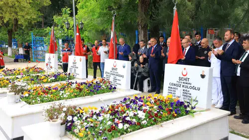 Muğla Valisi bayram sabahı şehitliği ziyaret etti