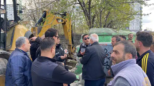 Erzurum'da tarihi türbe yıkımı mahalleliyi sokağa döktü