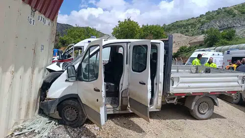 Malatya’da kontrolden çıkan kamyonet şantiyeye daldı