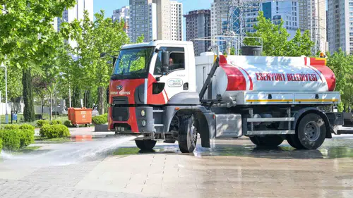 Esenyurt parklarında bayram temizliği mesaisi