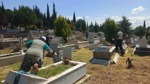 Ayvalık bayrama hazır hale getirildi