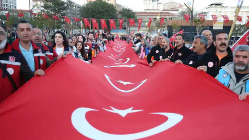 Elazığ gençleri 100 metrelik bayrakla yürüdü
