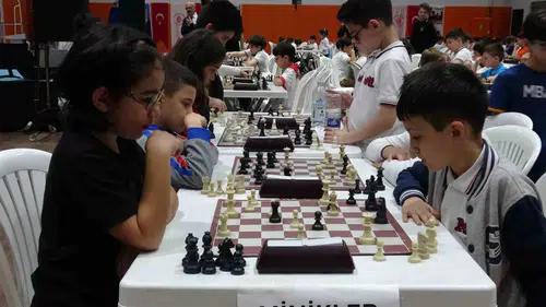 Ümraniye’de 400 öğrenci şampiyonluk için hamle yaptı