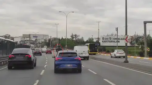 E-5 trafiğinde scooter ile ölümüne yolculuk kamerada