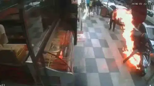 Elazığ’da kuryenin motosikleti marşa basar basmaz alevlere teslim oldu