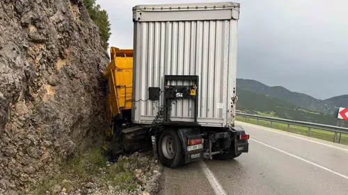 Burdur’da tır kontrolden çıktı Sürücü kayalıklara çarparak yaralandı