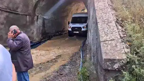 Gaziantep'te sel sularına yakalanan aile alt geçitte mahsur kaldı