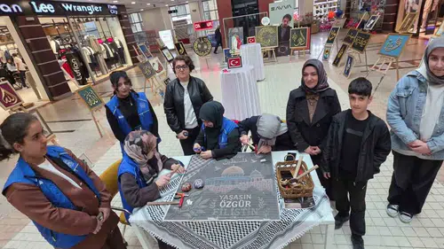 Tatvanlı gençlerin çivilerle kurduğu Filistin köprüsü