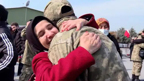 Şırnak'ta duygusal anlar: Mehmetçik, şehit annelerinin kapısını çiçeklerle çaldı