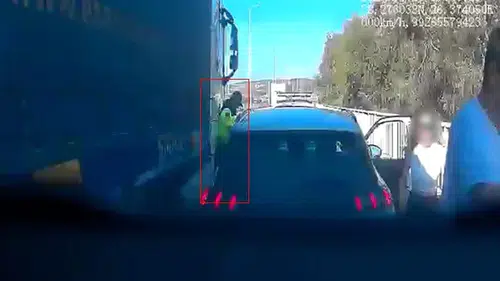 İzmir’de otoyolda yardım etmek isteyen jandarma tır ile araç arasına sıkıştı