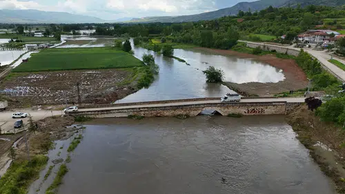 Tokat Yeşilırmak taştı tarihi köprü sular altında kaldı
