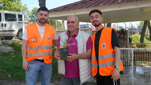 Atakum Belediyesi bayram öncesi mezarlıklarda çiçek dağıttı