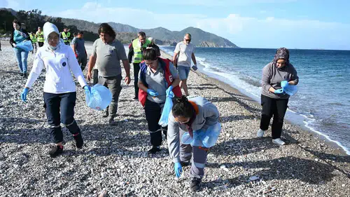 Çıralı sahiline vuran plastik atıklar için temizlik seferberliği yapıldı