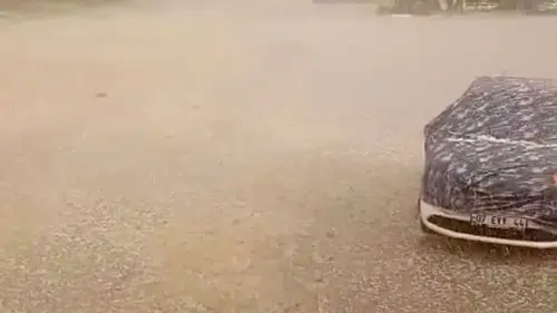 Antalya Serik’te ceviz büyüklüğünde dolu yağışı paniğe yol açtı