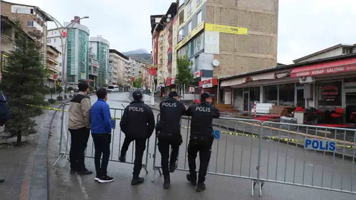 Hakkari’de inşaat kazısı korkuttu Esnaf kepenk indirdi