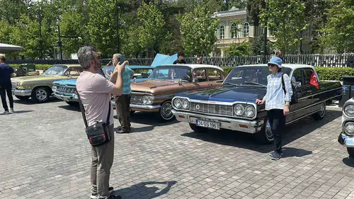 Beyoğlu sokaklarında nostalji rüzgarı Klasik araçlar 19 Mayıs için sahneye çıktı