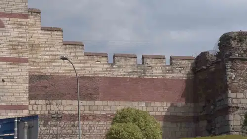 Edirnekapı surlarında şüpheli ikiliye polis müdahalesi