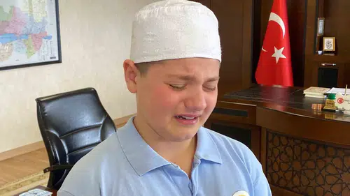 Oğlu zorlanınca kendisi de hafız oldu