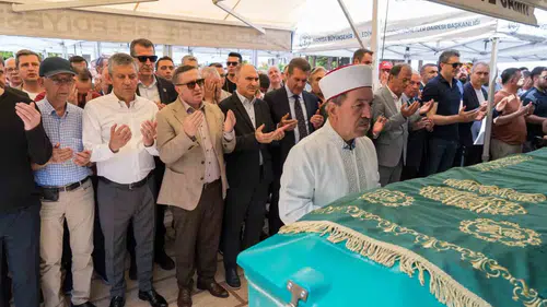 Özgür Özel acı gününde Manisa'da ailesini yalnız bırakmadı