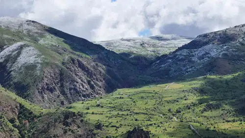 Gümüşhane zirvelerine haziran öncesi beklenmedik kar yağdı