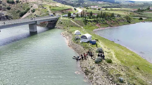 Felahiye viyadüğünden Kızılırmak'a düşen genç için arama operasyonu sürüyor