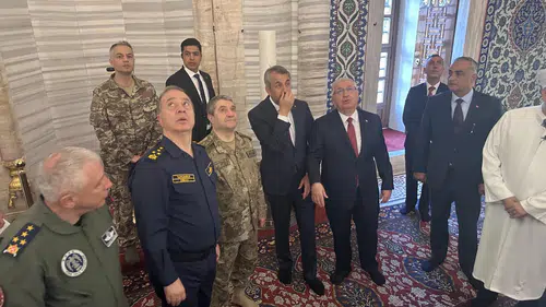 Bakan Güler bayram sabahı Selimiye’de saf tuttu