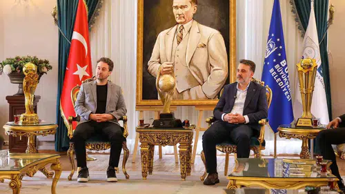Bursa'nın gururu hentbolcular kupaları Başkan Vekili Biba'ya götürdü
