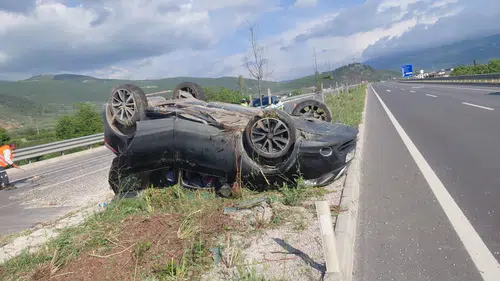 İznik yolunda kaza yapan otomobildeki iki kişi hastanelik oldu
