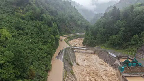 Giresun'da şiddetli yağış trafiği durdurdu