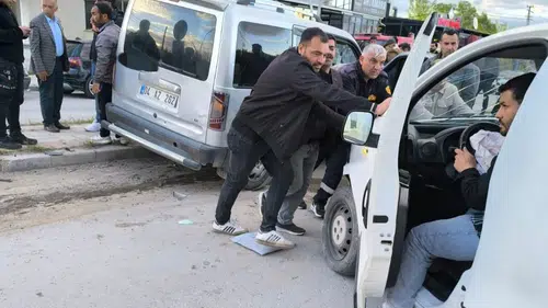Van Gevaş'ta iki kamyonet çarpıştı 3 kişi hastanelik oldu